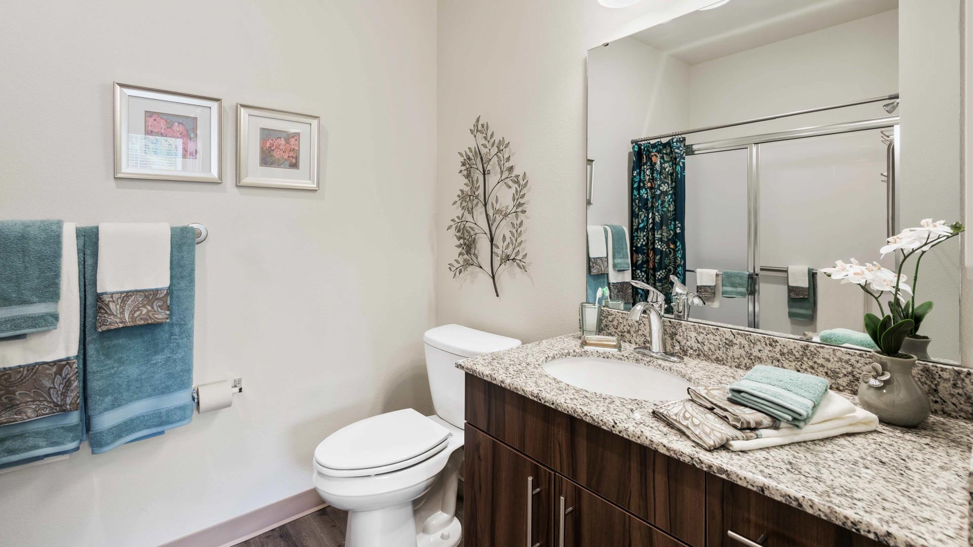 Wilshire Estates bathroomroom